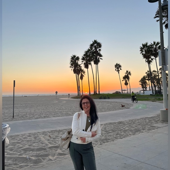 Meet your Posher, Zaina - Picture 2 of 2